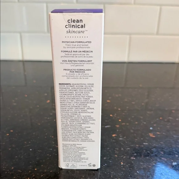 Image Skincare Iluma Intense Brightening Exfoliating Cleanser - White and Purple - Picture 3 of 4